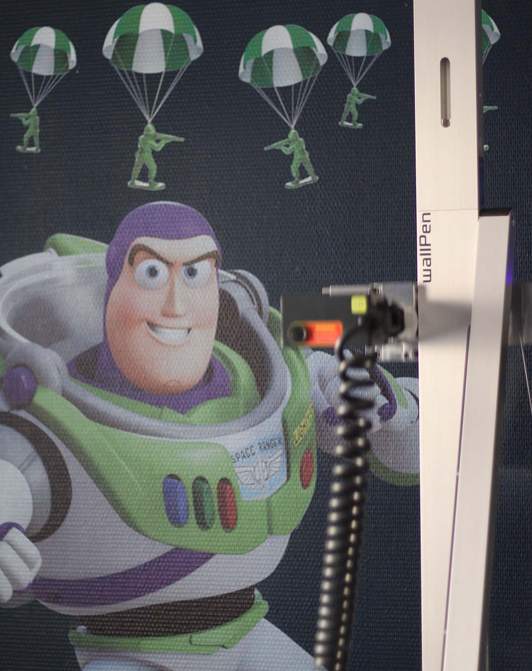 Fresque Buzz et Woody imprimée dans une chambre d'enfant