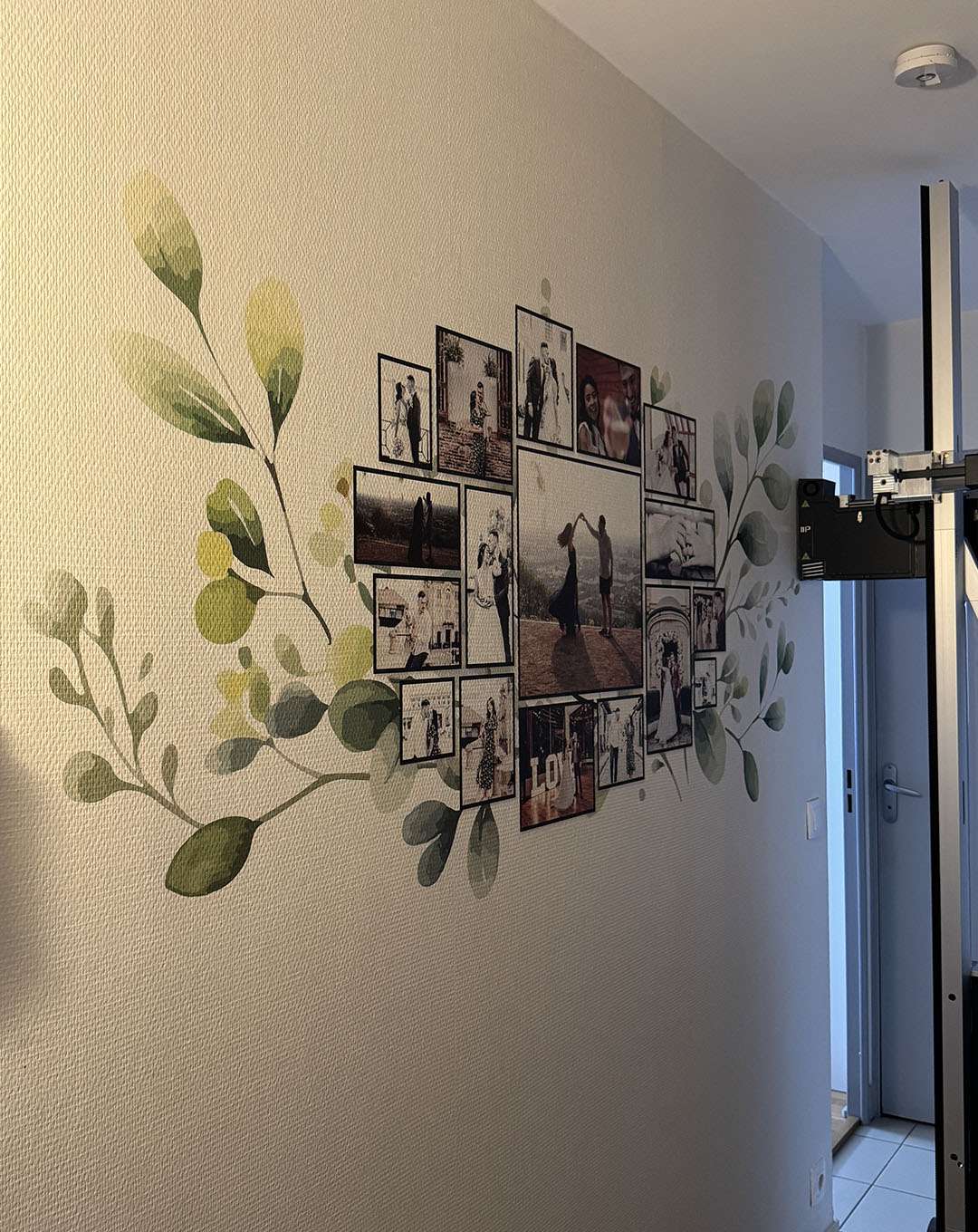 Fresque florale imprimée sur un mur pour un mariage