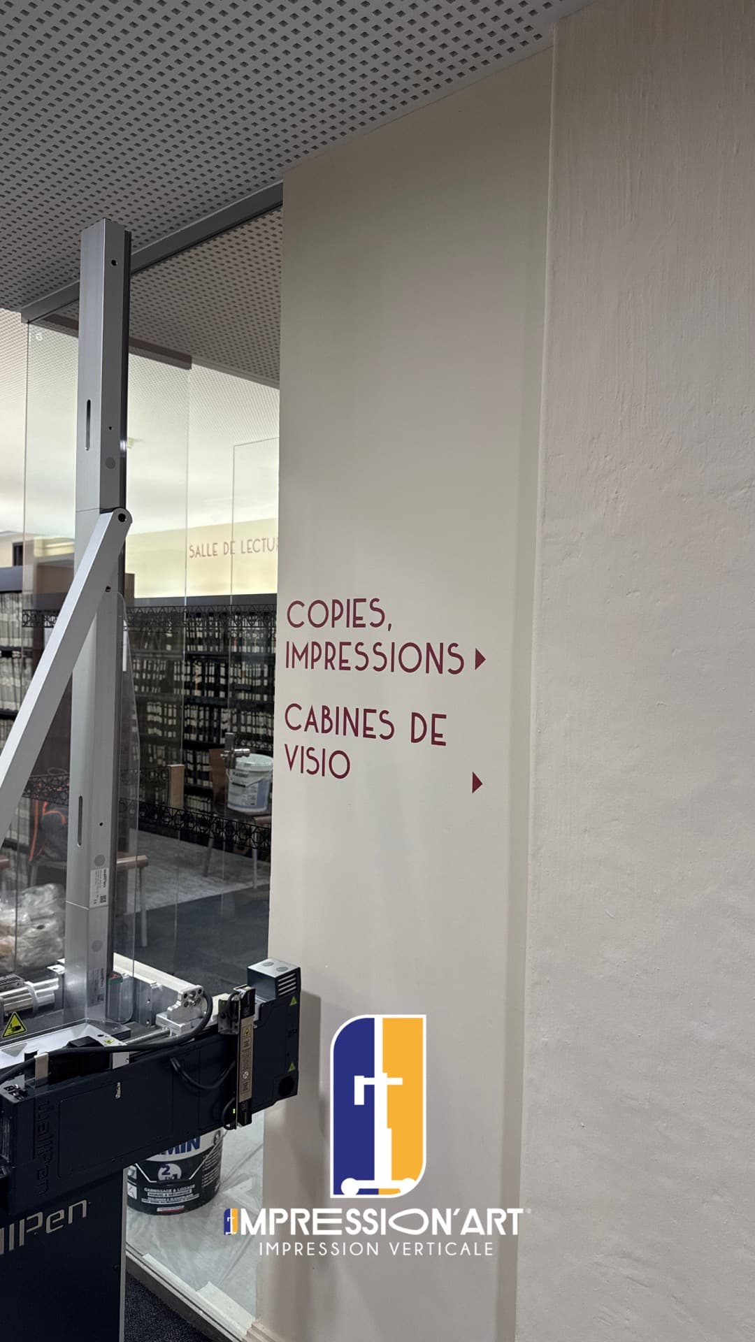 Signalétique d'orientation imprimée directement sur un mur