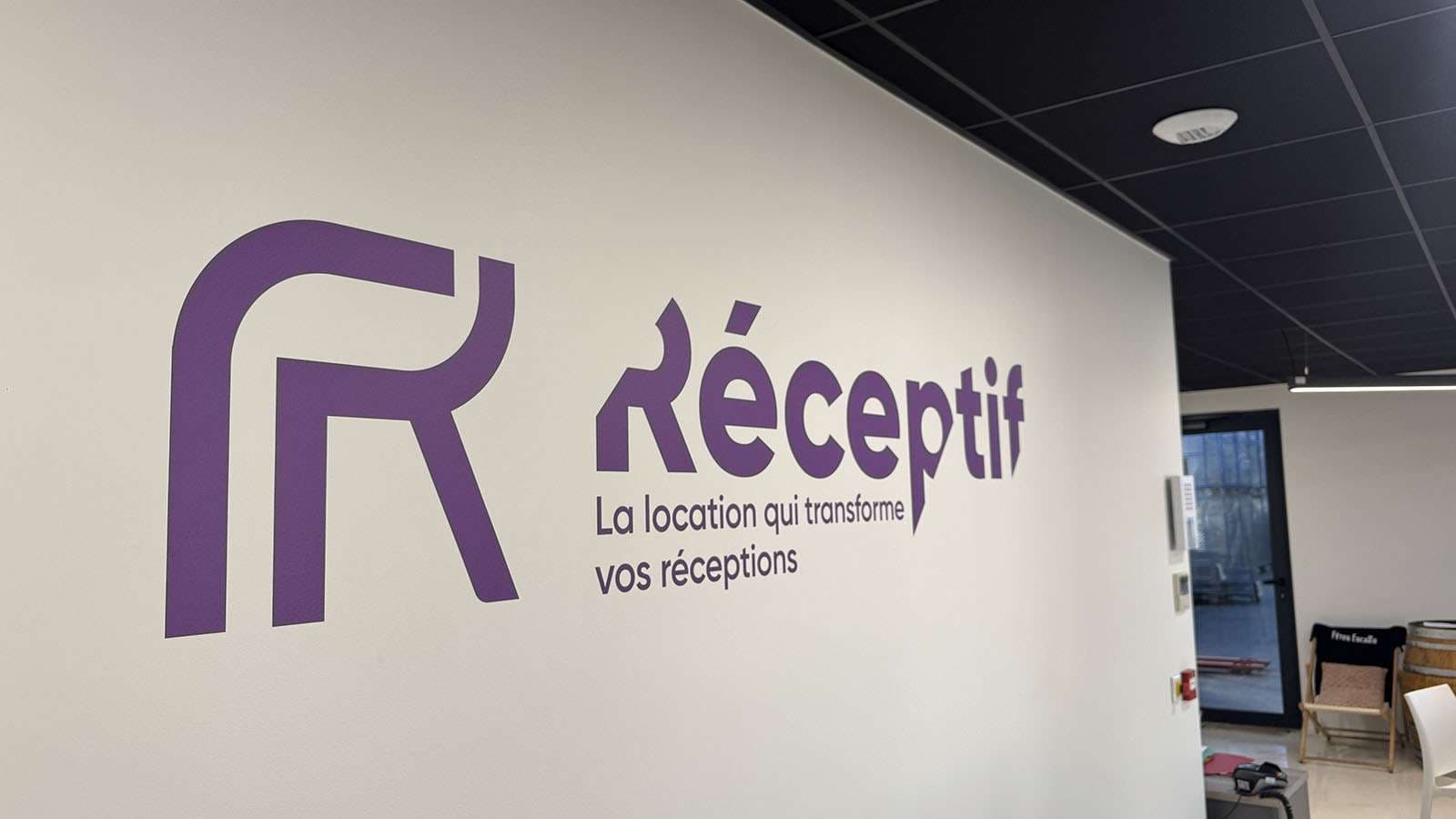 Logo Réceptif imprimé directement sur un mur de bureau