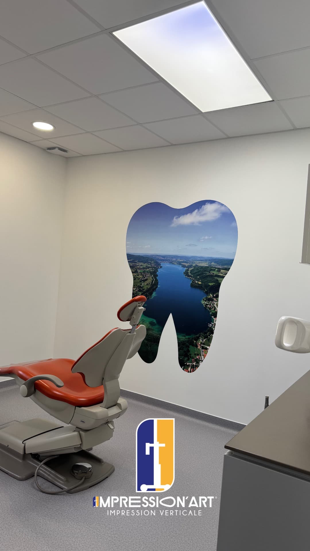 Paysage de lac imprimé en forme de dent sur le mur d'une salle de soins dentaires