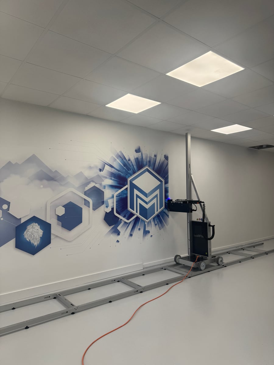 L'imprimante murale WallPen en train d'imprimer sur un mur
